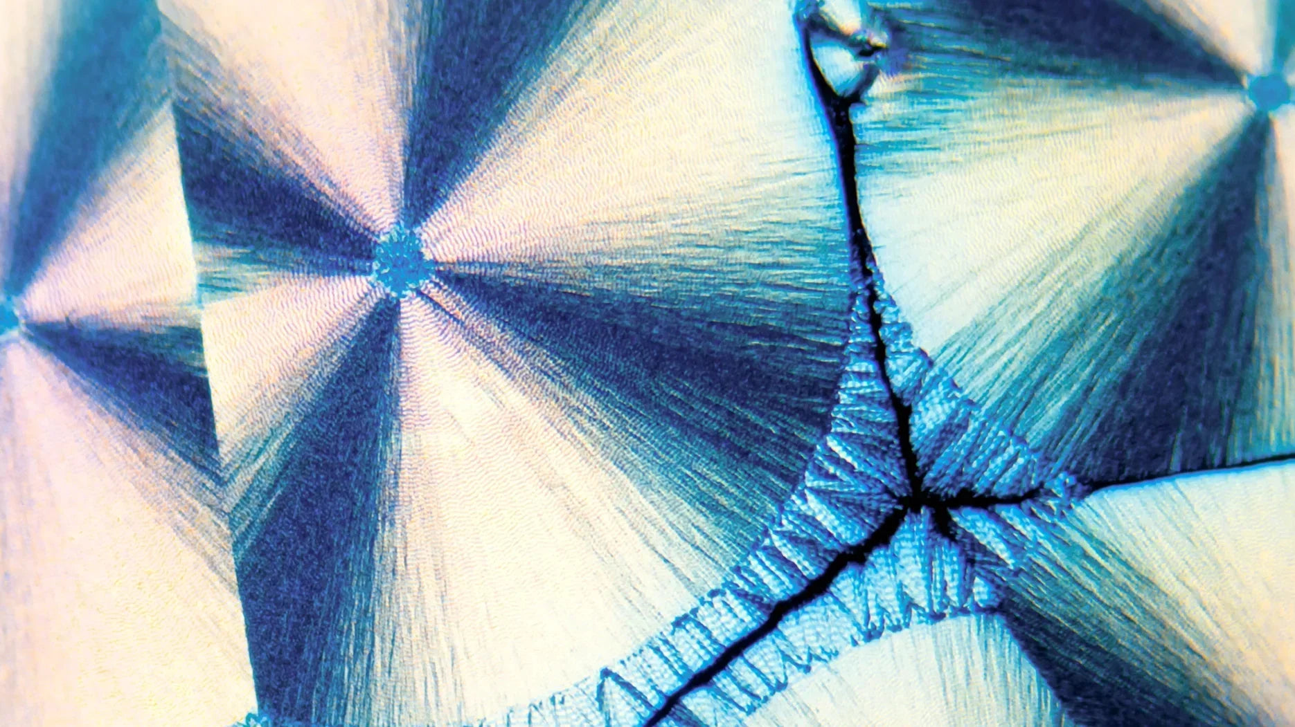 Zahnschmelz aufbauen – geht das wirklich? Ursachen, Schutz und biomimetische Lösungen