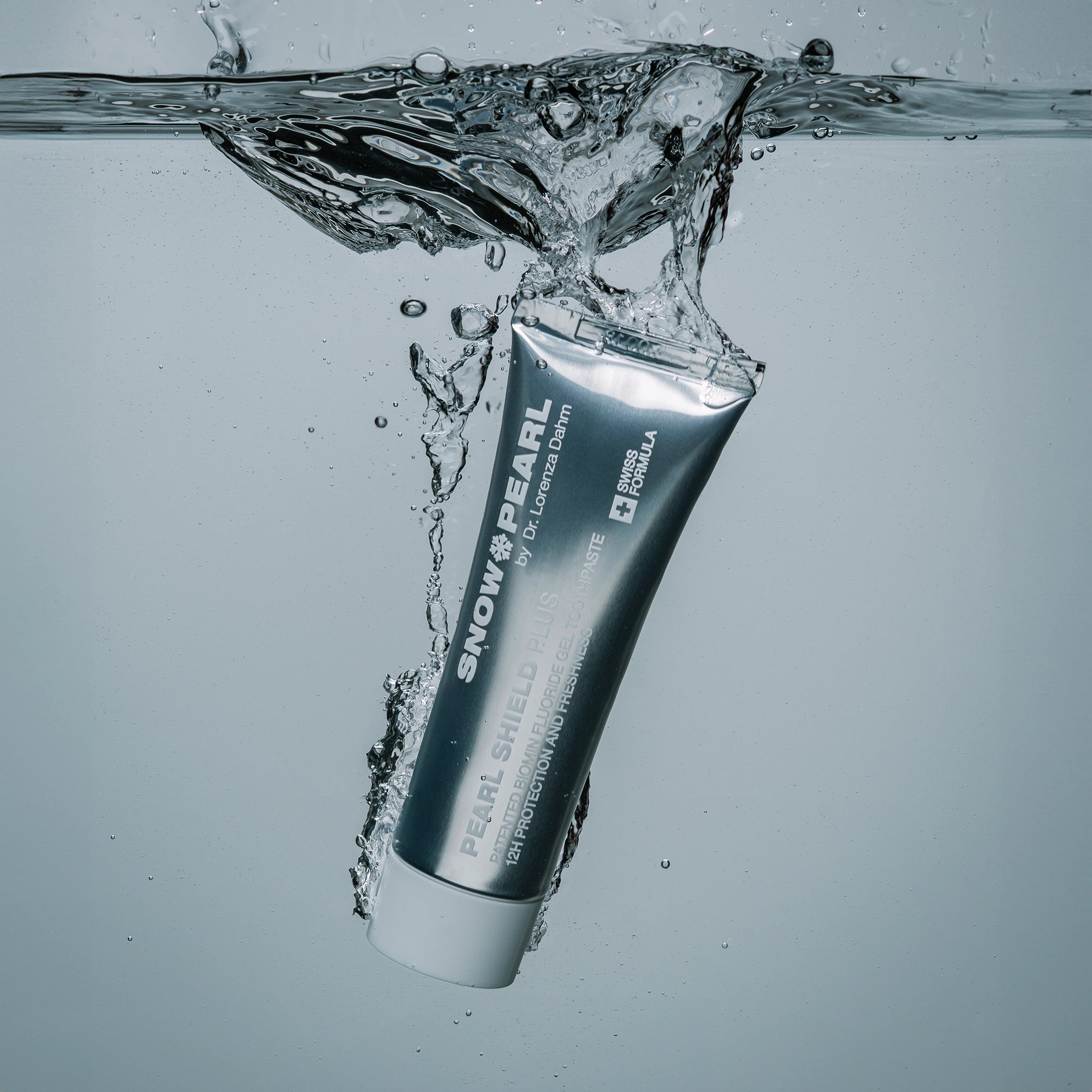 Innovative Bioglas-Technologie der Zahnpasta unterstützt die Remineralisierung und schützt den Zahnschmelz.