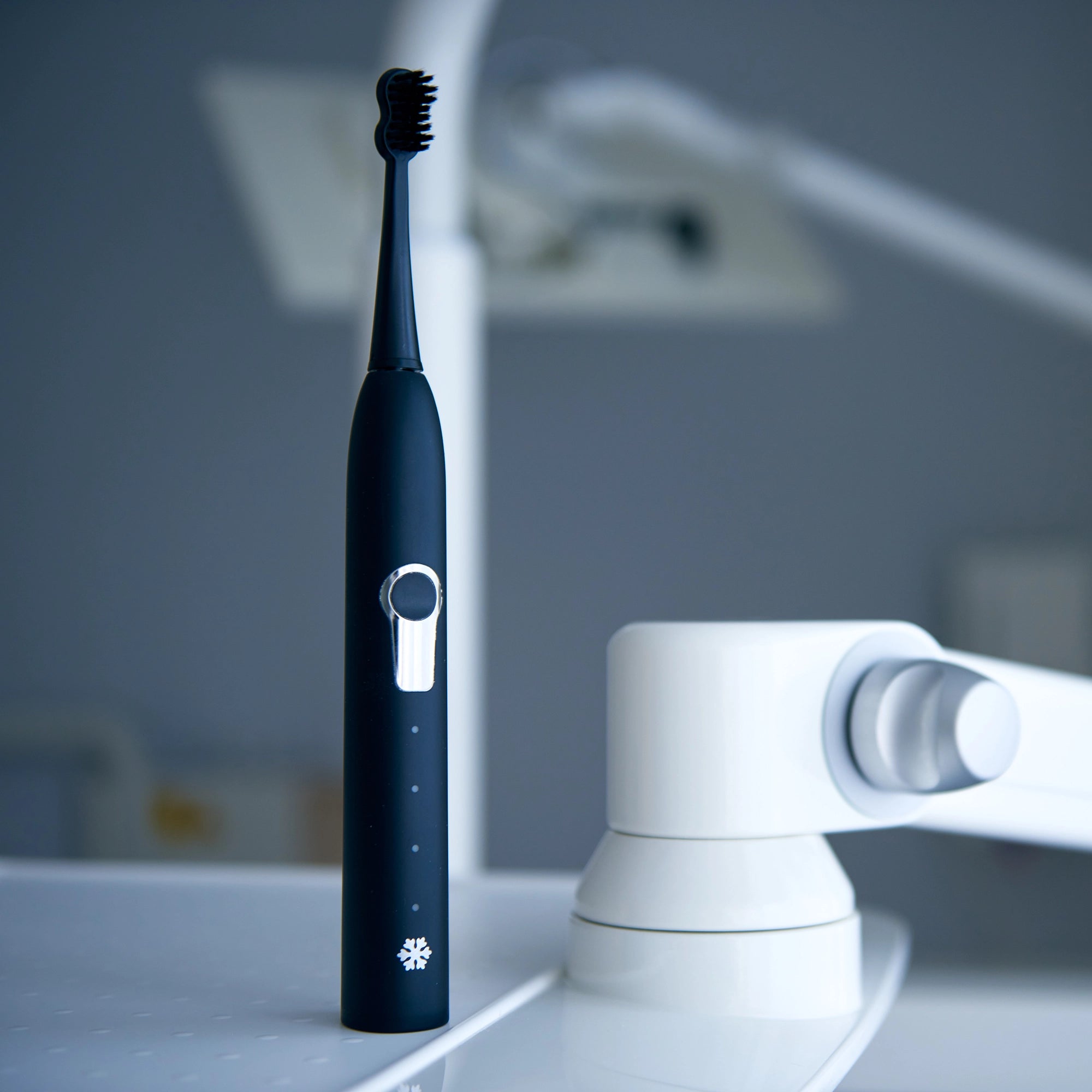 Elektrische Zahnbürste mit moderner Schalltechnologie für optimale Mundhygiene und gesunde Zähne.