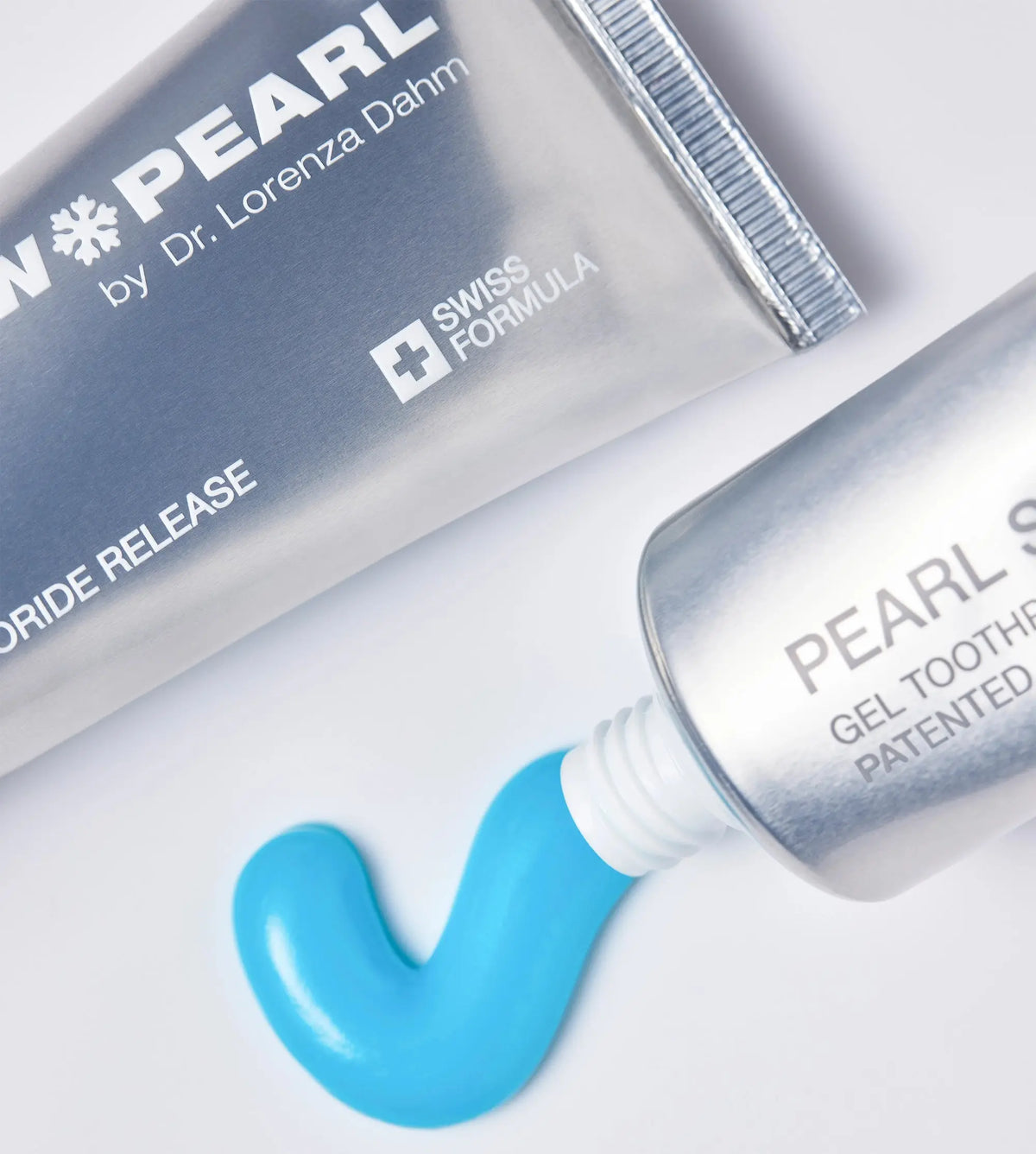 Gelartige Textur der Pearl Shield Gel Zahnpasta auf Zahnbürste