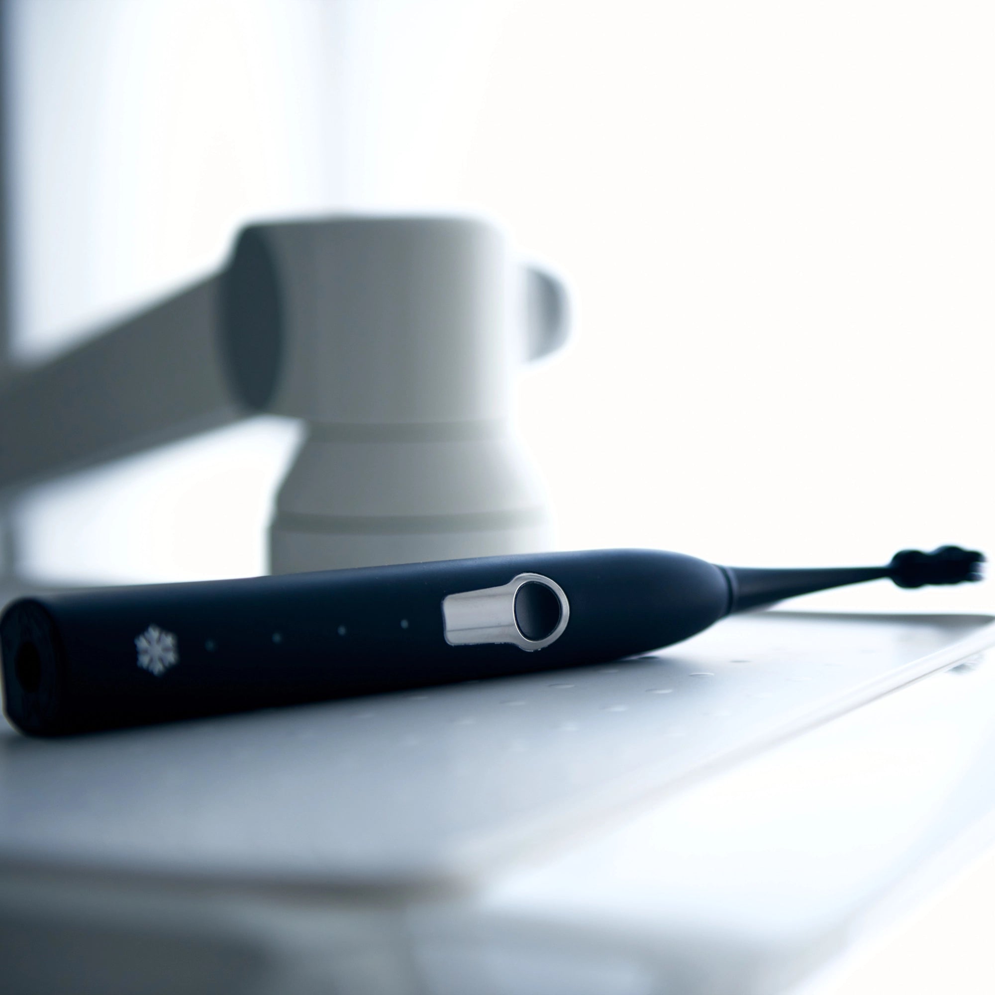 Snow Pearl Schallzahnbürste reinigt Zahnzwischenräume und Zahnfleischrand besonders gründlich.