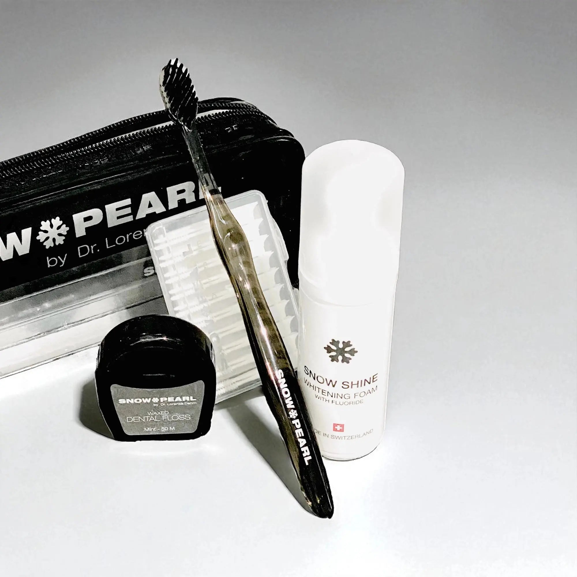 SNOW PEARL Travel Kit schwarz mit Snow Shine Whitening Foam und Zahnpflegeprodukten
