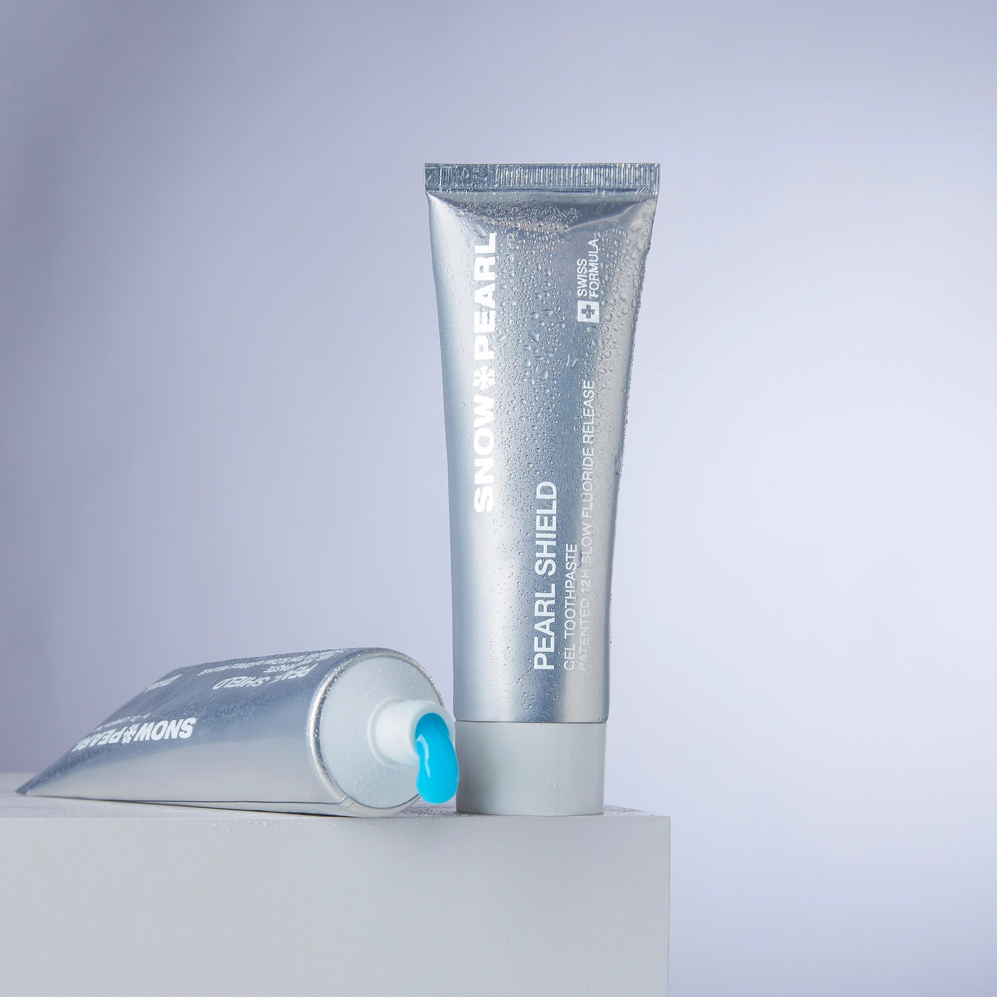 Whitening Zahnpasta entfernt Verfärbungen und unterstützt natürlich helle Zähne für ein strahlendes Lächeln.