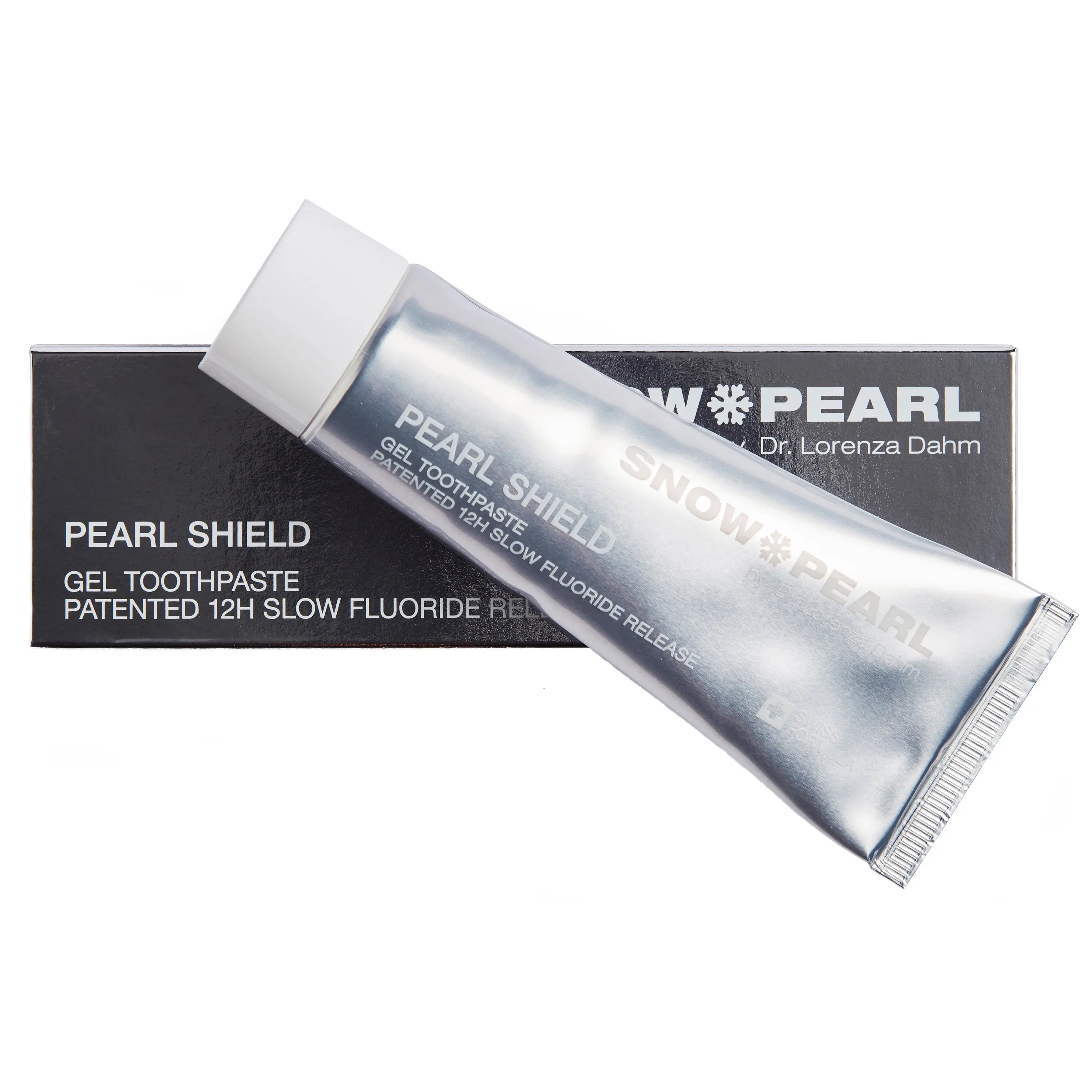 Anwendung der PEARL SHIELD PLUS Whitening Zahnpasta für tägliche Zahnpflege, Zahnschutz und frischen Atem.