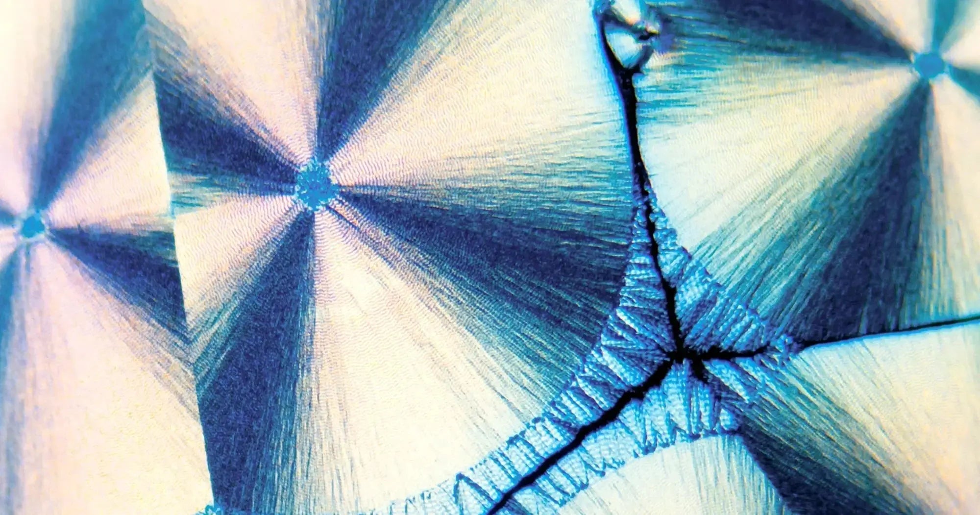 Zahnschmelz aufbauen – geht das wirklich? Ursachen, Schutz und biomimetische Lösungen Snow Pearl GmbH