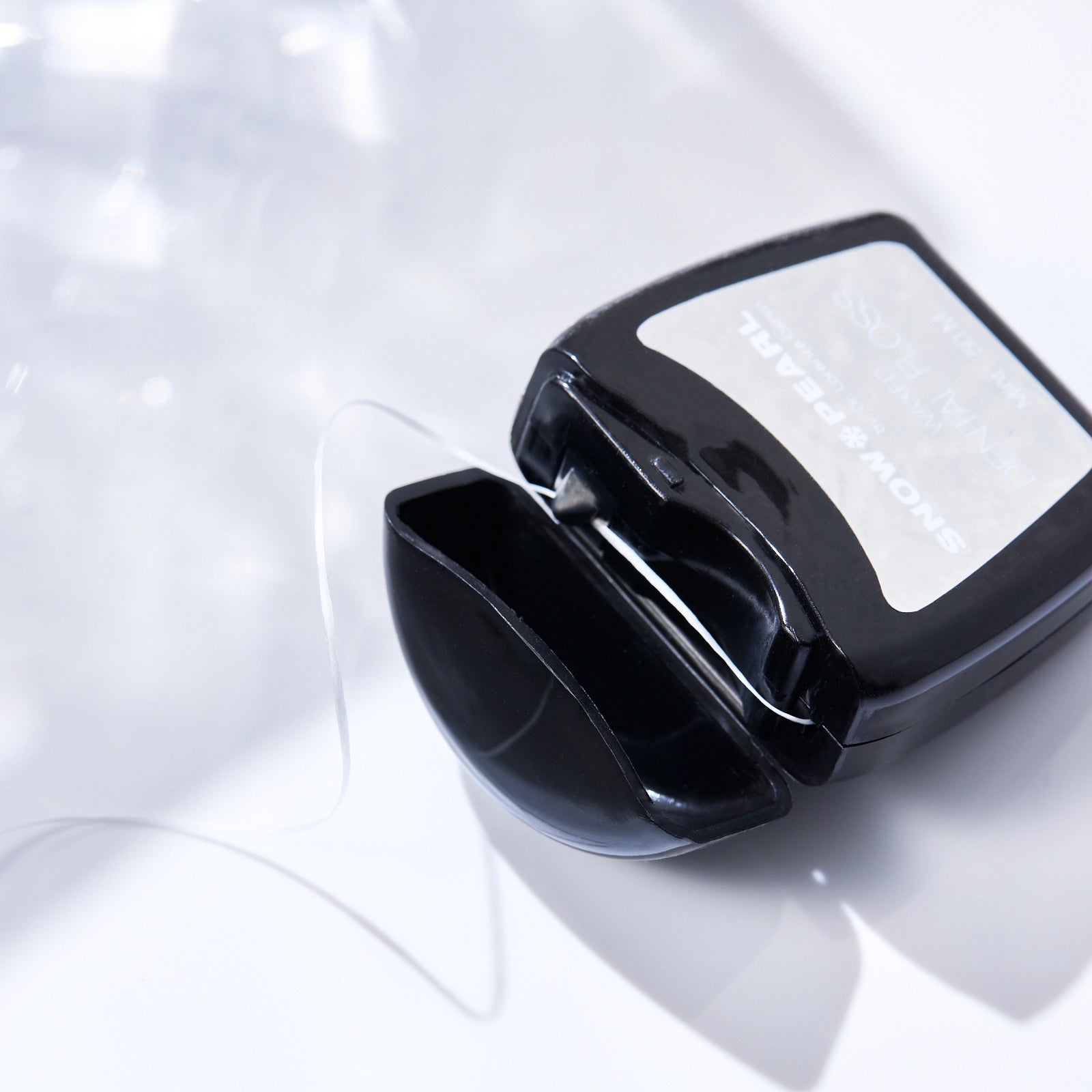 Dental Floss Zahnseide von Snow Pearl für tägliche Mundhygiene und gesunde Zähne.