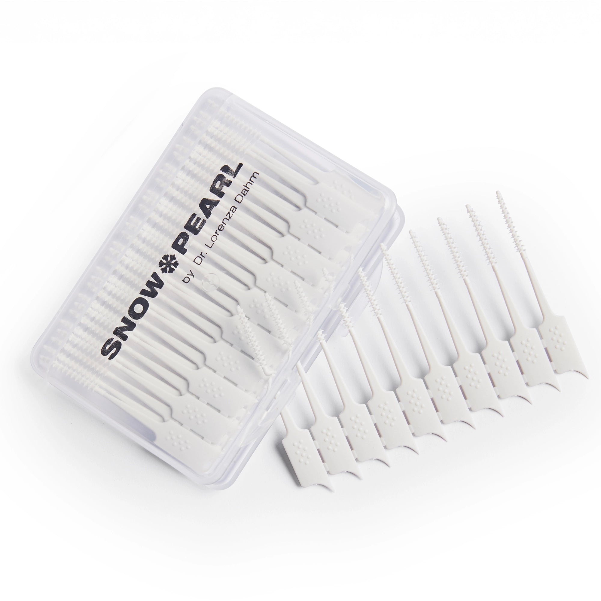 Anwendung einer Interdentalbürste zur Reinigung der Zahnzwischenräume für bessere Mundhygiene.