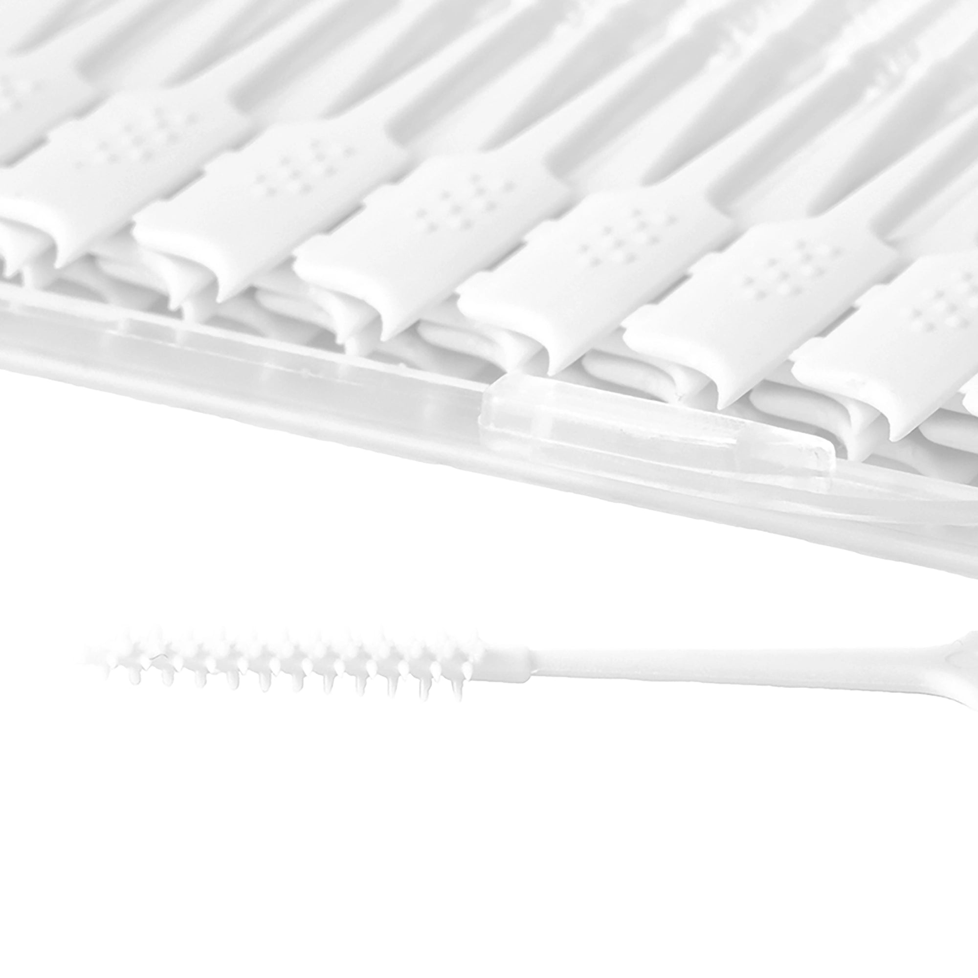 Interdentalbürsten entfernen Plaque und Speisereste zwischen den Zähnen.