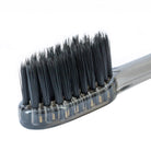 Detailaufnahme der ultrafeinen KONEX HD Borsten der schwarzen Ultra Soft Zahnbürste von Snow Pearl.