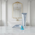 Gelartige Textur der Pearl Shield Plus Gel Zahnpasta auf Zahnbürste