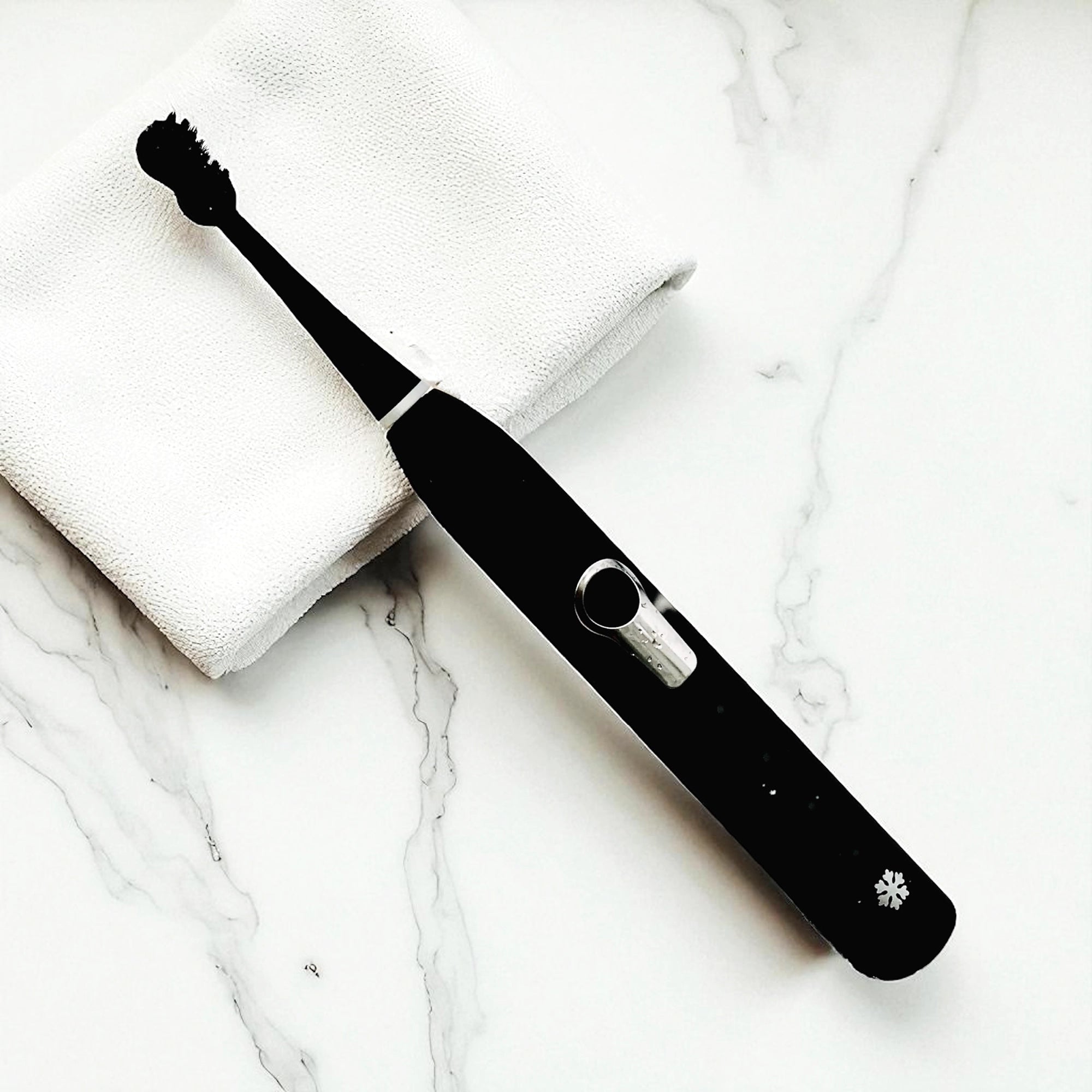  Snow Pearl elektrische Zahnbürste mit innovativer Schalltechnologie für gründliche Plaque-Entfernung.