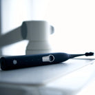 Snow Pearl Schallzahnbürste reinigt Zahnzwischenräume und Zahnfleischrand besonders gründlich.