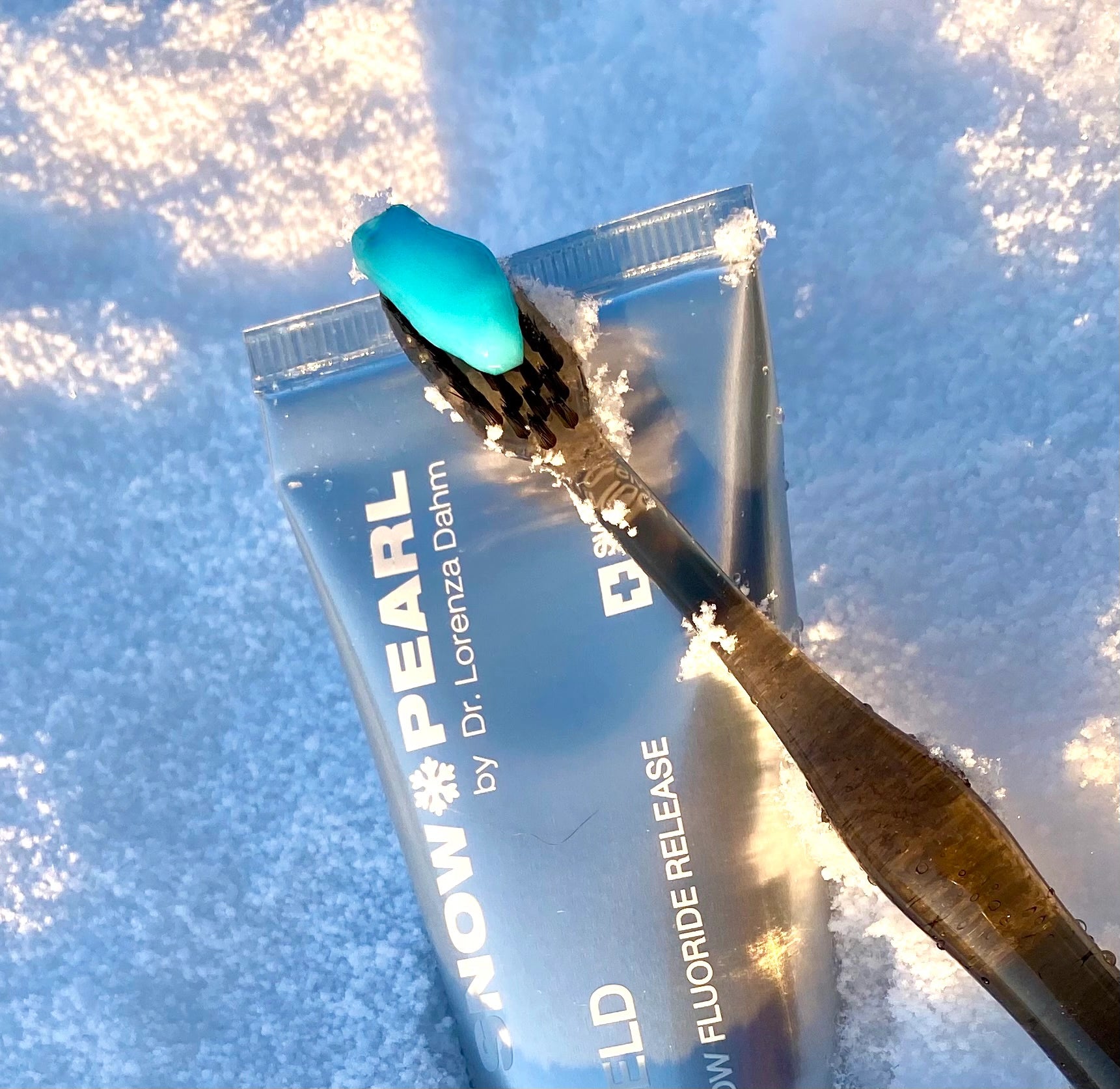 Tägliche Zahnpflege mit Whitening Zahnpasta unterstützt gesunde Zähne, Zahnschmelzschutz und Mundgesundheit.