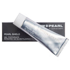 Anwendung der PEARL SHIELD PLUS Whitening Zahnpasta für tägliche Zahnpflege, Zahnschutz und frischen Atem.