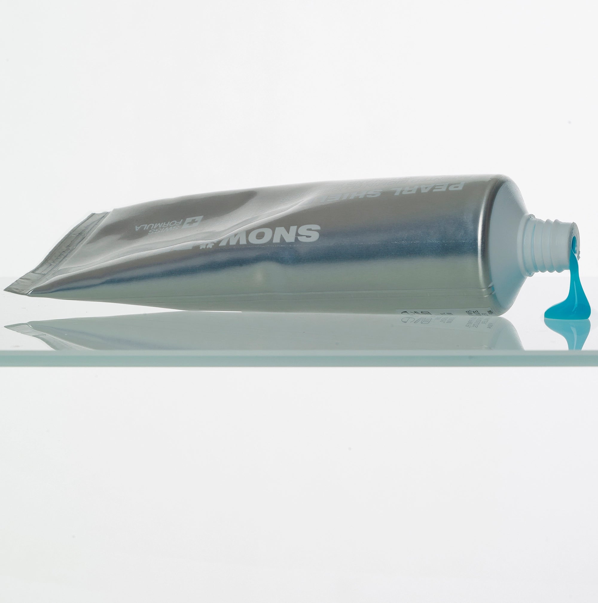 Zahnpasta mit Fluorid und Mineralstoffen unterstützt die Remineralisierung und stärkt den Zahnschmelz.